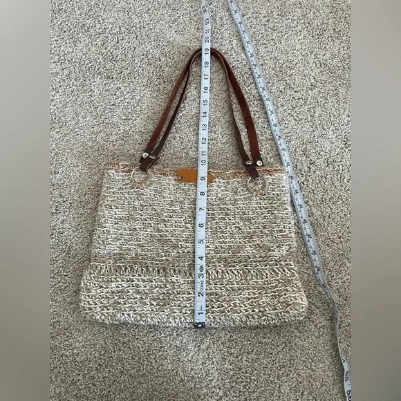 Hand knit crochet shoulder bag floral interior leather strap excellent condition - Picture 6 of 9